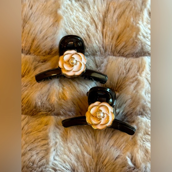 Camelia flower with faux pearl hair clip (2pcs) - Picture 1 of 2